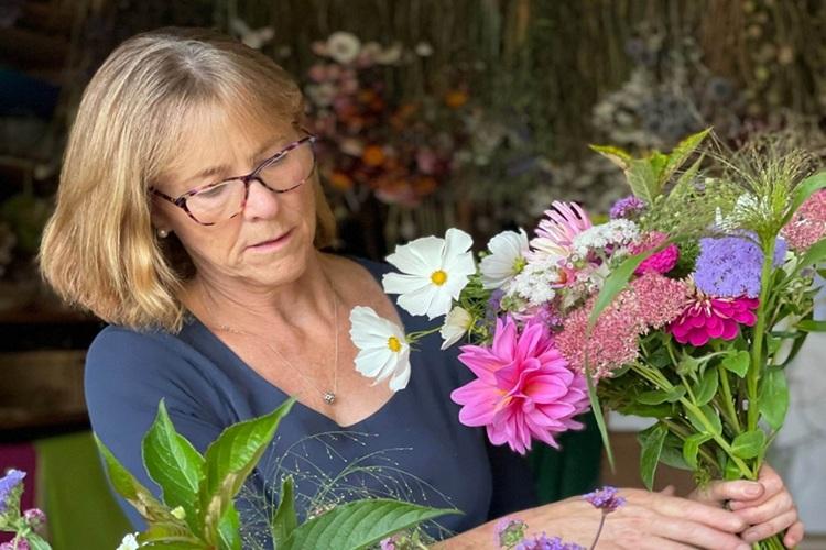 Picture of Ruth Woollacott of Oversley Flowers producing a floral display